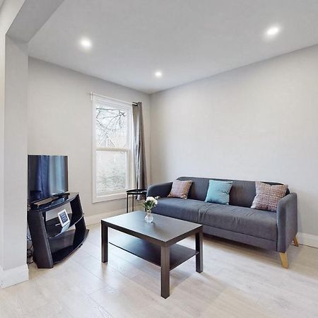 Three Bedroom In Hamilton Exterior photo